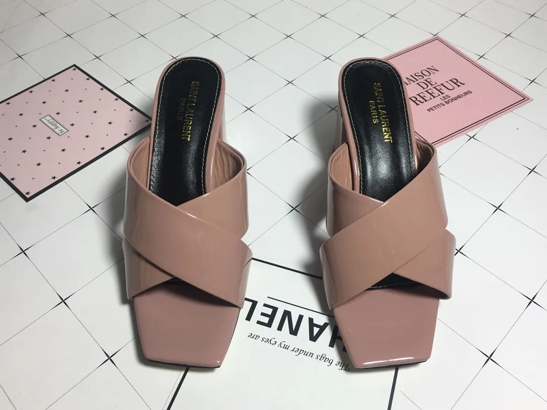 👟👟Ex-factory price 340👟👟 Genuine leather base +40 7CM heel cow patent leather series. 2018 Saint Laurent YSL’s strongest new cross-strap slippers are available in two heel heights. They are 7CM and 9CM respectively. The fabric is made of cowhide. The lining is made of first-layer sheepskin. Size: 34-41 (size 42 can be customized). It is very stable when walking and does not lose its heel.